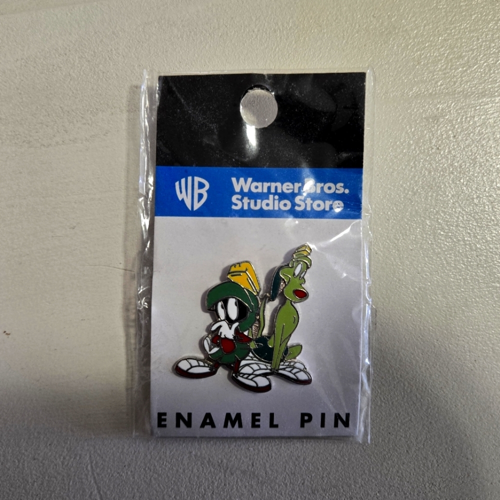 Vintage Warner Brothers Marvin The Martian & K-9 dog 1998 pin In Original Pack